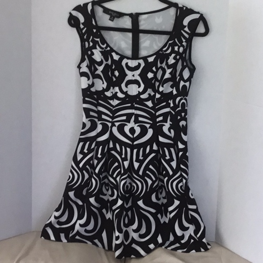 Excellent condition fun & flirty Nine West dress!